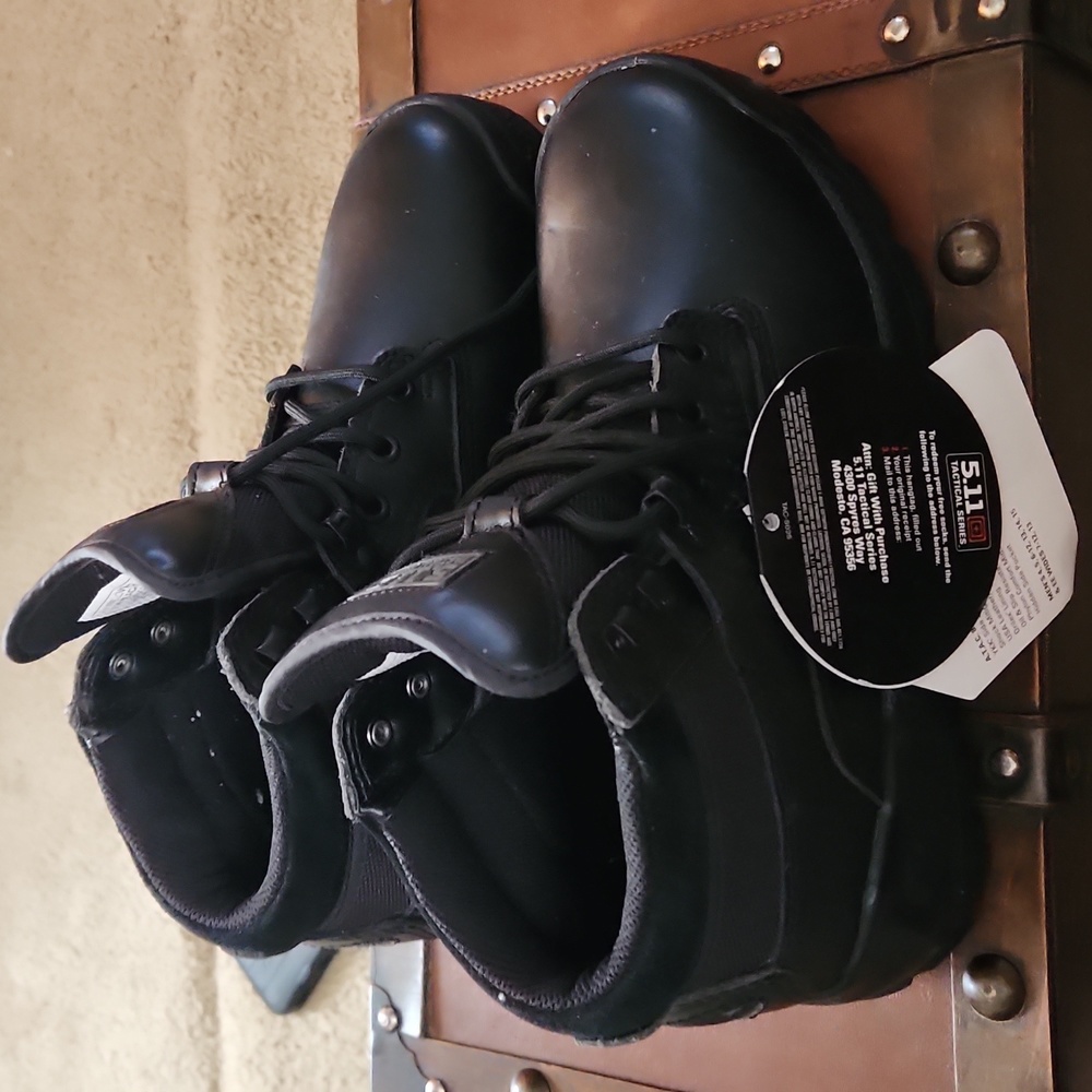New with tags size 8 511 tactical work boots. 8" high.